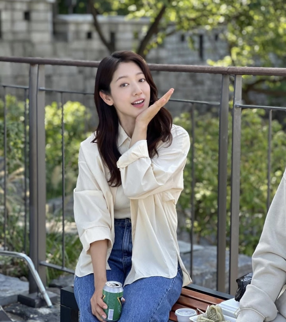 照片中的朴信惠正在电视剧拍摄现场,手持电风扇,坐在镜头前摆出各种