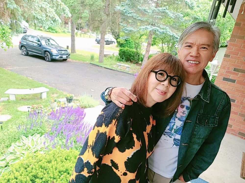 知名歌手杜丽莎移民国外,与洋老公住别墅很惬意,66岁男星来拜访_腾讯