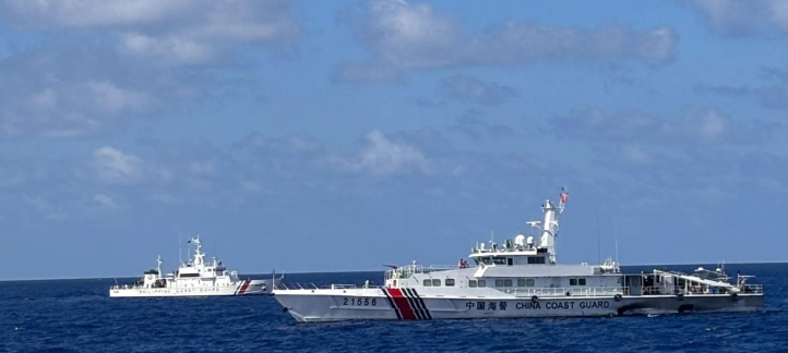 菲律宾船队闯入鲎藤礁,投下特殊装置,中国两艘海警船_