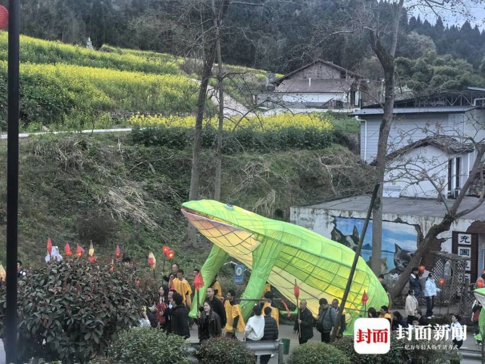 灯火成河送“蛴蟆” 四川西充：一场延绵三百年的乡野奇观_腾讯新闻