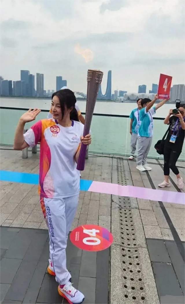 郭晶晶做亚运会火炬手受到热烈欢迎,素颜的她眼袋,皱纹非常明显-腾讯