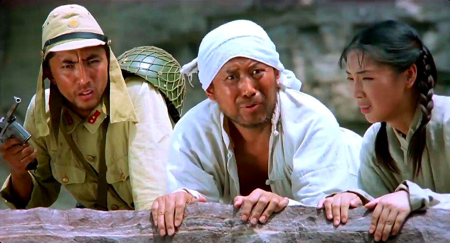 《举起手来》:夸张与搞笑外衣下,是小人物的抗日大智慧_腾讯新闻