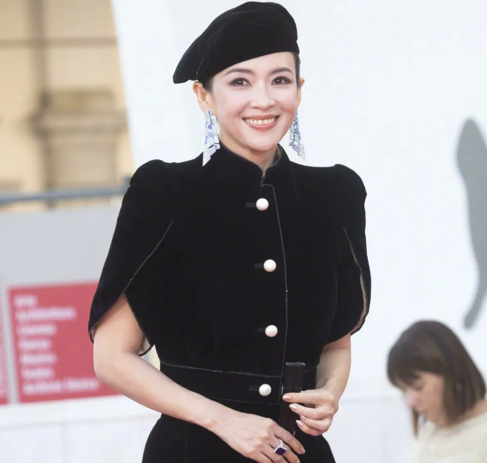 章子怡威尼斯红毯生图曝光!黑色造型被嘲太老气,胳膊卡粉好尴尬