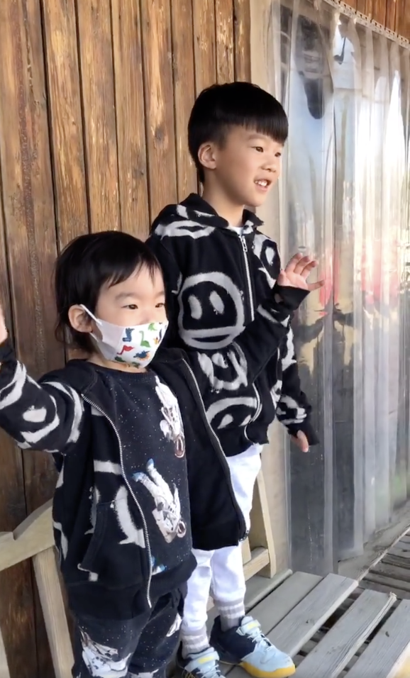 吴京晒亲子旷野大片,与两个儿子合影互动温馨,氛围感拉满_腾讯新闻