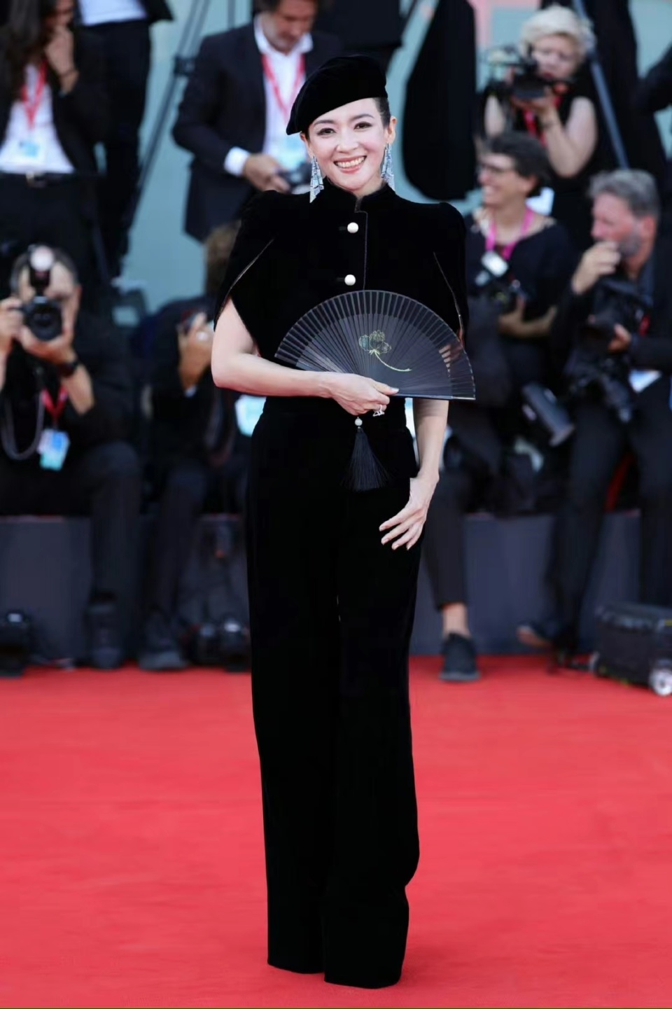 章子怡穿高定优雅亮相,手握扇子展东方神韵_腾讯新闻