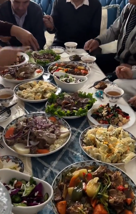 尼格买提全家聚餐,嫂子妹妹都是高颜值,小尼父亲兄弟三人眉眼相似