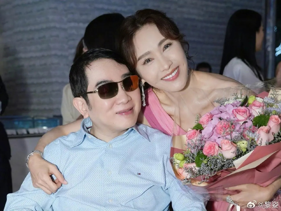 黎姿晒照庆54岁生日，和家人同框幸福满面，马廷强和仨女儿未出镜_腾讯新闻