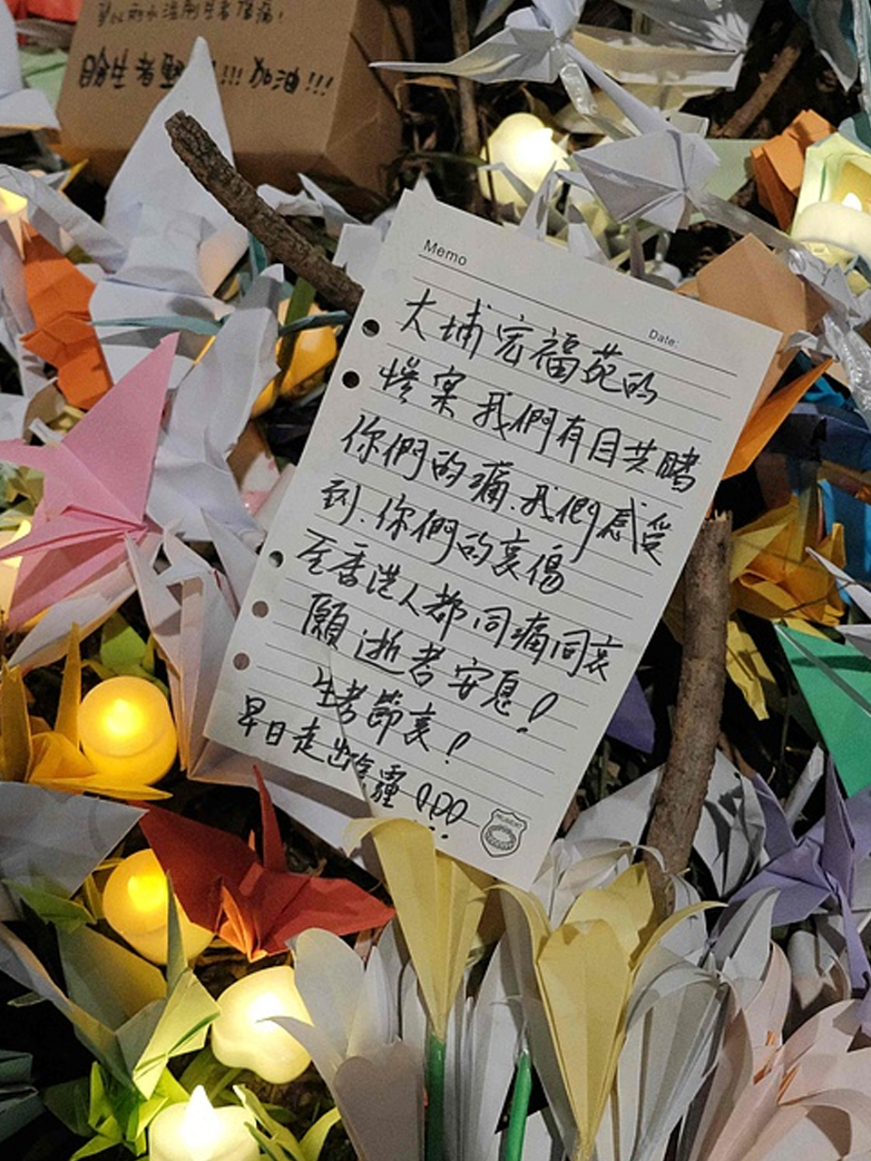 香港宏福苑大火已被扑灭，但漫长的哀伤才刚刚开始-腾讯新闻