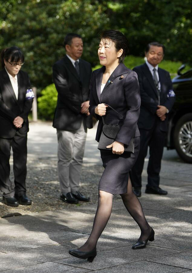前所未有！日本自民党高层首次集体参拜靖国神社_腾讯新闻