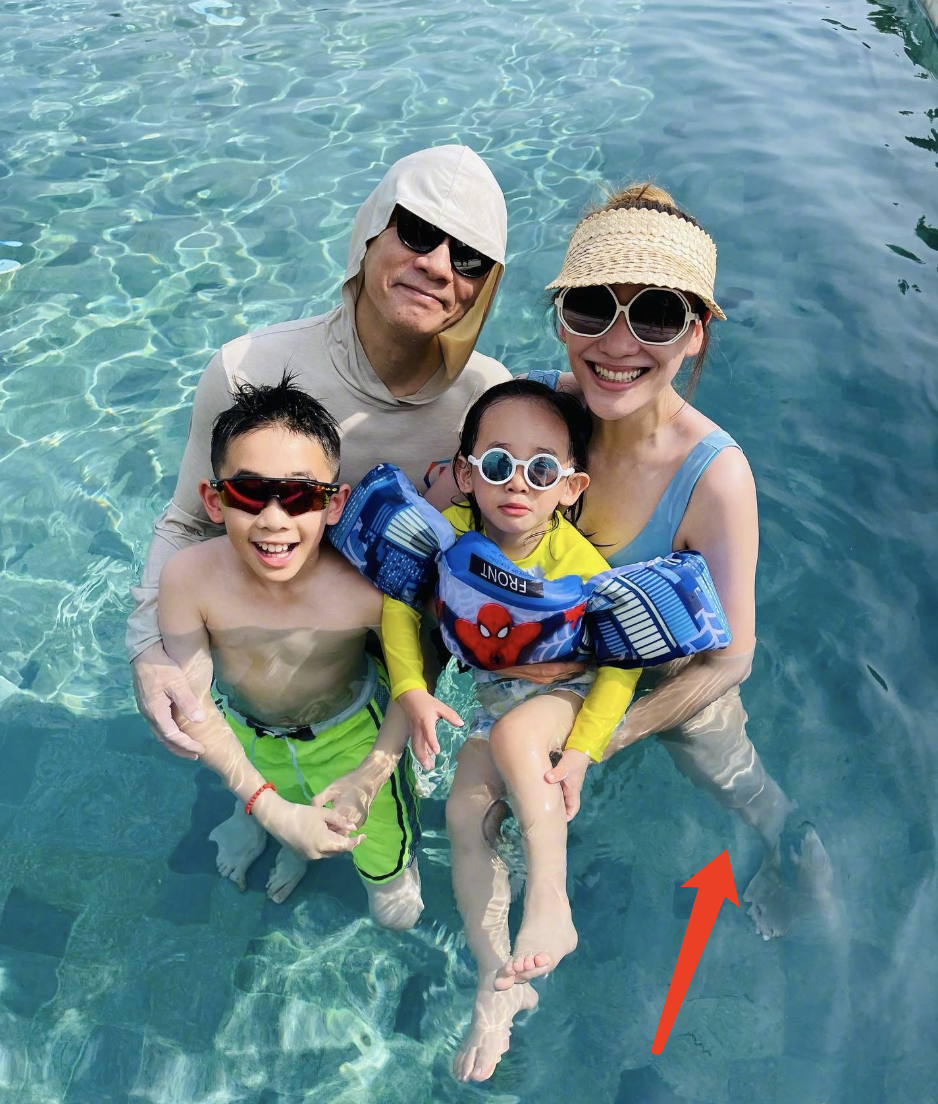 jasper站在爸爸的跟前,笑容阳光,小儿子hoho则被妈妈托在水面上,hoho