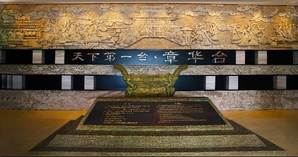 黄昏时分伫立在章华台基址之上望着眼前连接天际的绿色和夕阳所染的泛