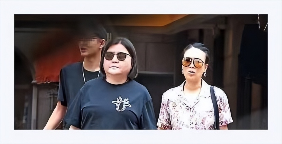 大姐大邱黎宽母亲去世,王力宏黑人等现身悼念,王菲钟楚红等送花