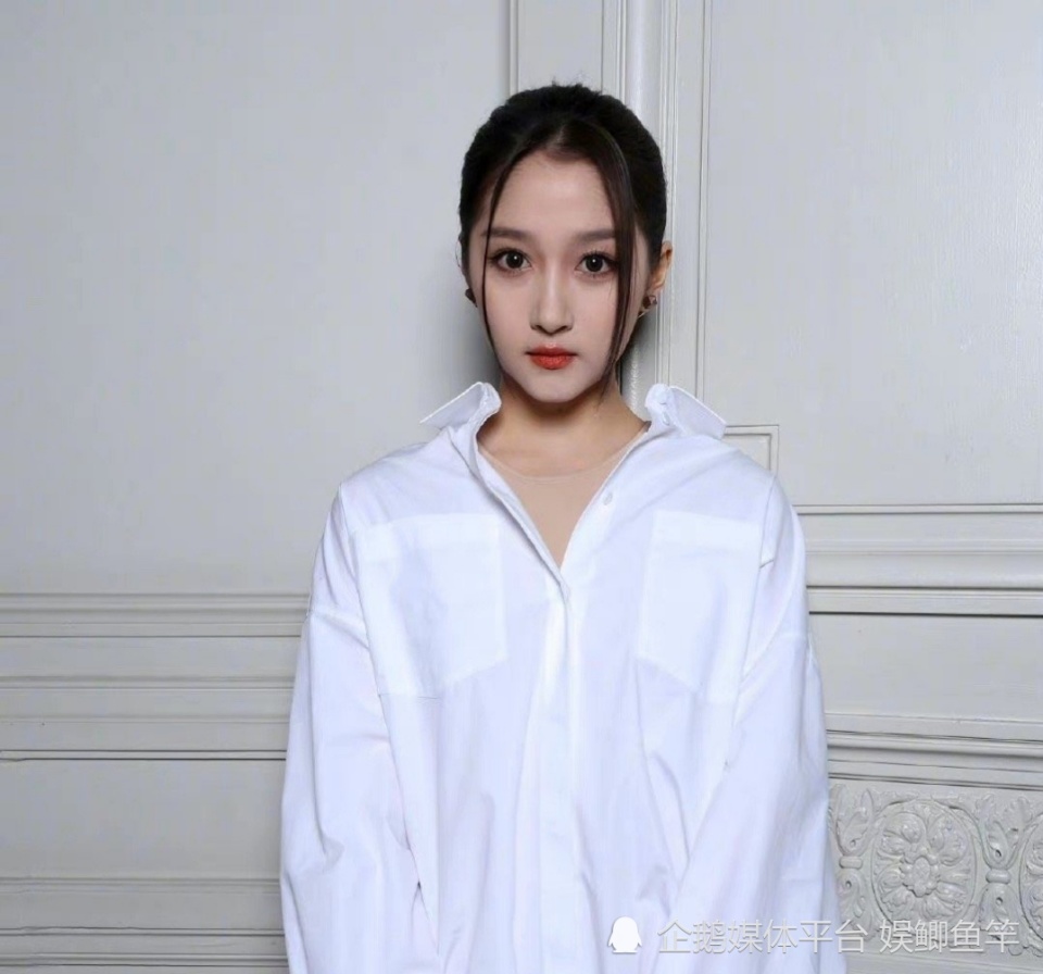 28岁绝色佳人关晓彤,出战巴黎时装周,大长美腿堪比超模!_腾讯新闻