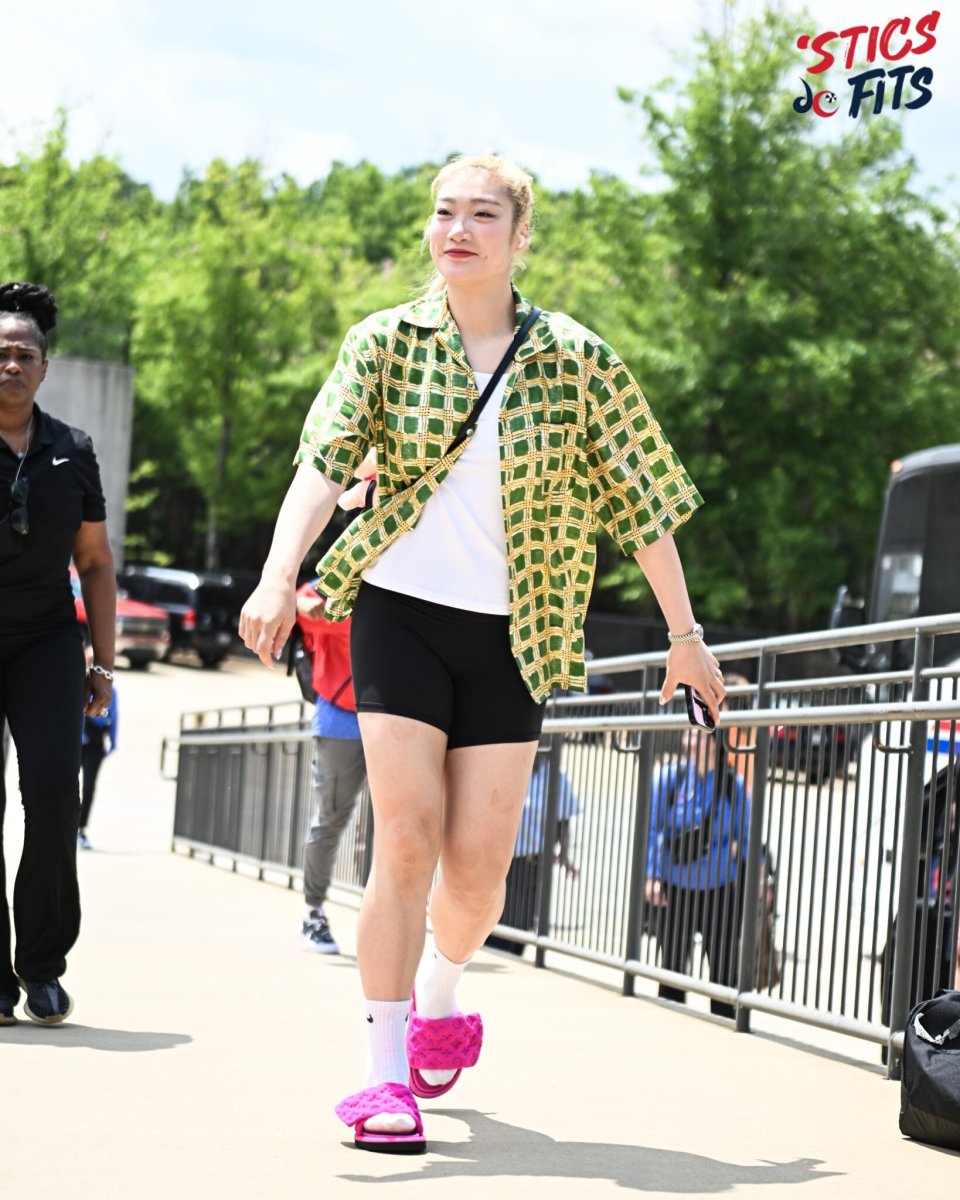 女篮女神级国手 李梦黑色紧身裤搭宽松衬衫太前卫 打扮阳光官方点赞