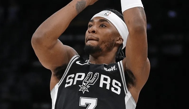 谈判中的全权操作,就像他在大家认为米切尔会被交易到尼克斯那时一样