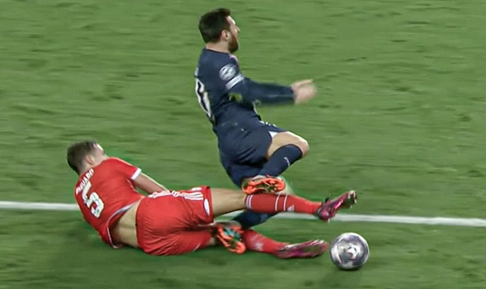 同时梅西还被对手爆铲,这是比赛进行到第92分钟,帕瓦尔剪刀脚铲倒梅西