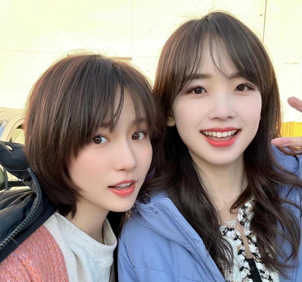 王冰冰晒照告别2022,与友人合照超养眼,复出忙碌难掩好状态_腾讯新闻