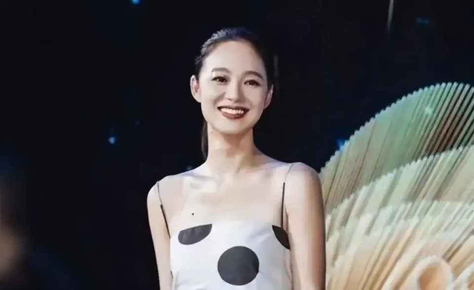 姜文一家罕见合照，周韵大变样，两个儿子神似爸爸_腾讯新闻