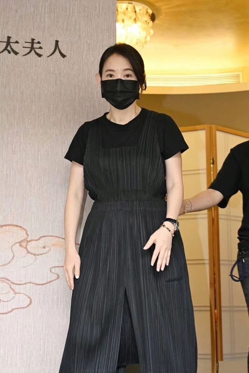曾宝仪男友林明谦近况曝光,头发泛白尽显老气,两人相恋19年未婚未育