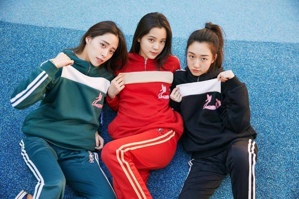 欧阳娜娜的爸爸"嘴对嘴"亲吻欧阳娜娜的姐姐,姐夫难以置信