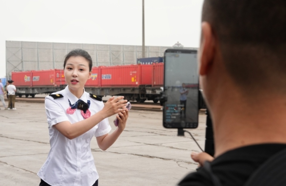 "中国好人"候选人刘影:列车员里的"段子手"_腾讯新闻