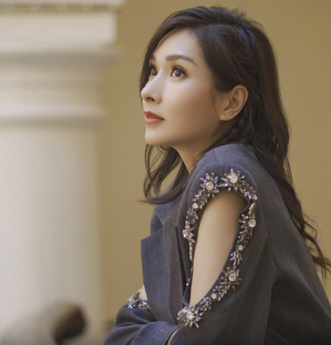 亚姐冠军杨恭如罕有晒新相,年过半百依然靓丽,曾被富商太太当众扇耳光