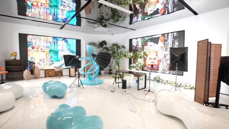 外籍主播助力国货出海这家上海企业在临港启用了国际网红直播孵化基地