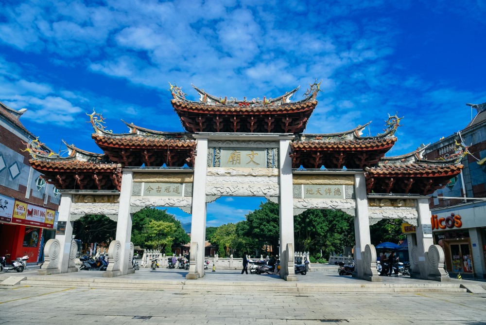 泉州府文庙是中国东南现存规模最大,包含宋,元,明,清四个朝代建筑形式