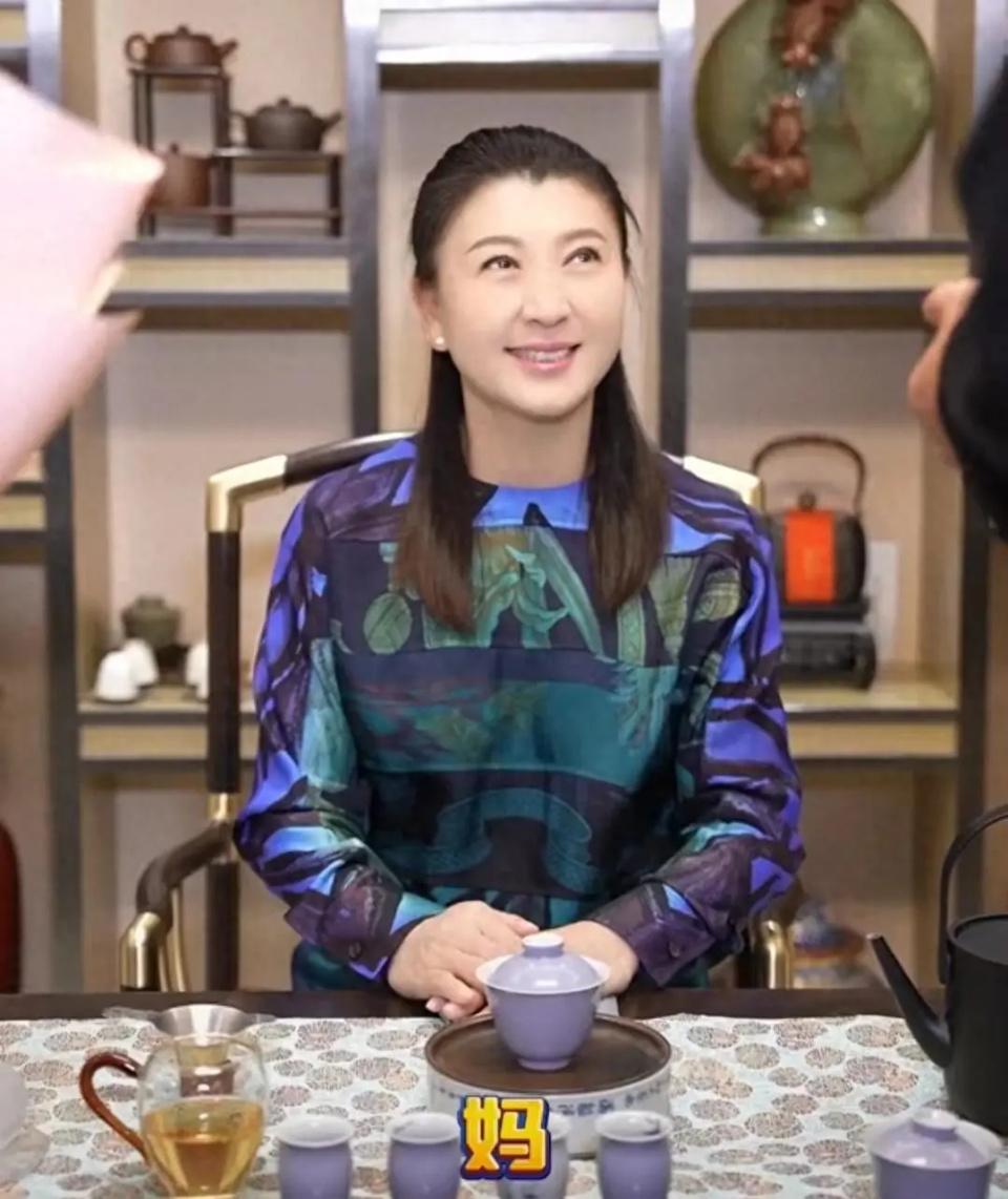 "乡村苦命玛丽苏专业户"闫学晶,年过半百跑商演,为儿媳撑场子_腾讯