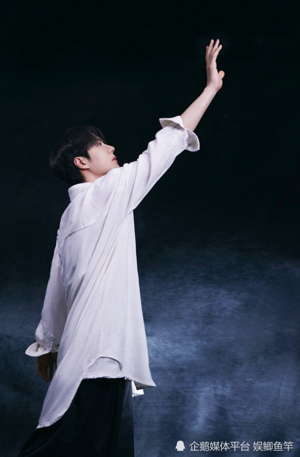 当红炸子鸡王一博,在跨年晚会上赤脚跳舞,登热搜榜第一!插图5