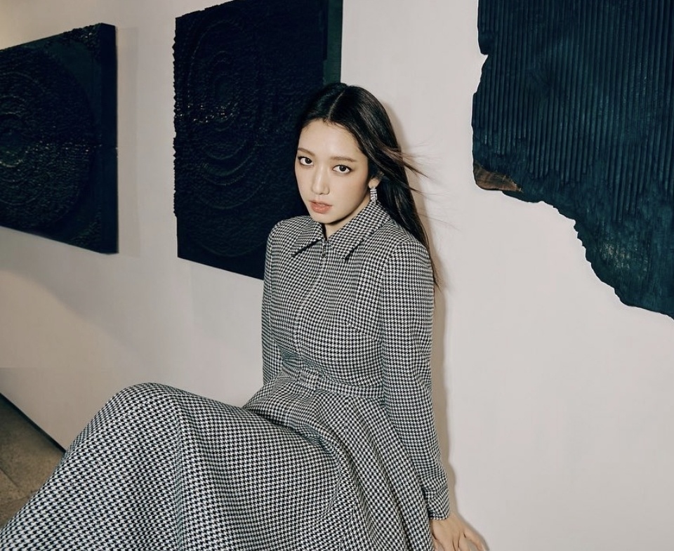 朴信惠穿上粗花呢夹克散发优雅气质_腾讯新闻