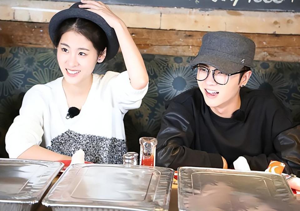 华晨宇女友放飞自我,穿着暴露胸口伤痕明显,染黄发太个性_腾讯新闻