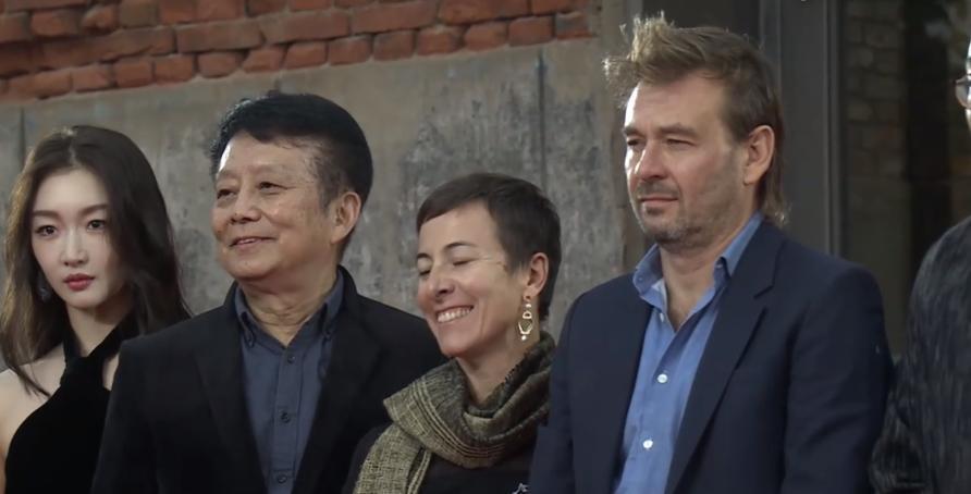 平遥电影节红毯:朱一龙又帅了,王俊凯显疲惫,周冬雨好有女人味-腾讯