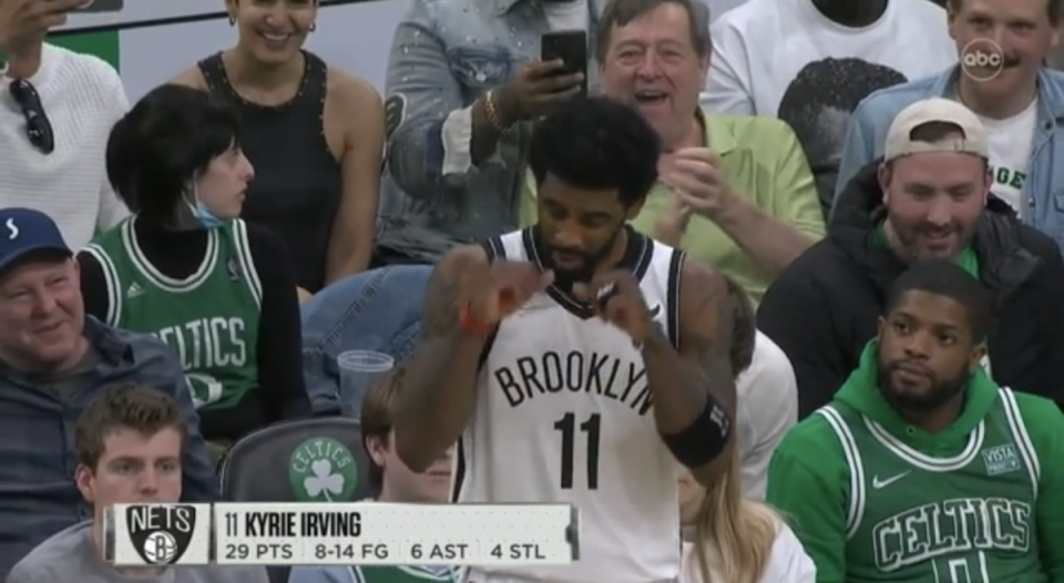 议起复盘丨砸水瓶踩队徽竖中指 欧文和凯尔特人之间到底有多少恨?