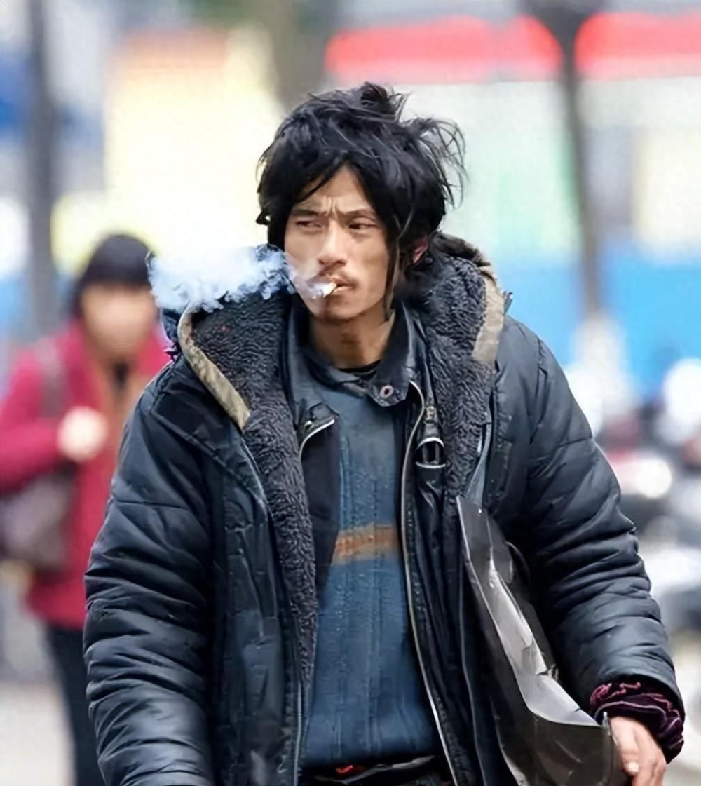 "最帅乞丐"程国荣:因流落街头而一夜走红,他的经历令人唏嘘