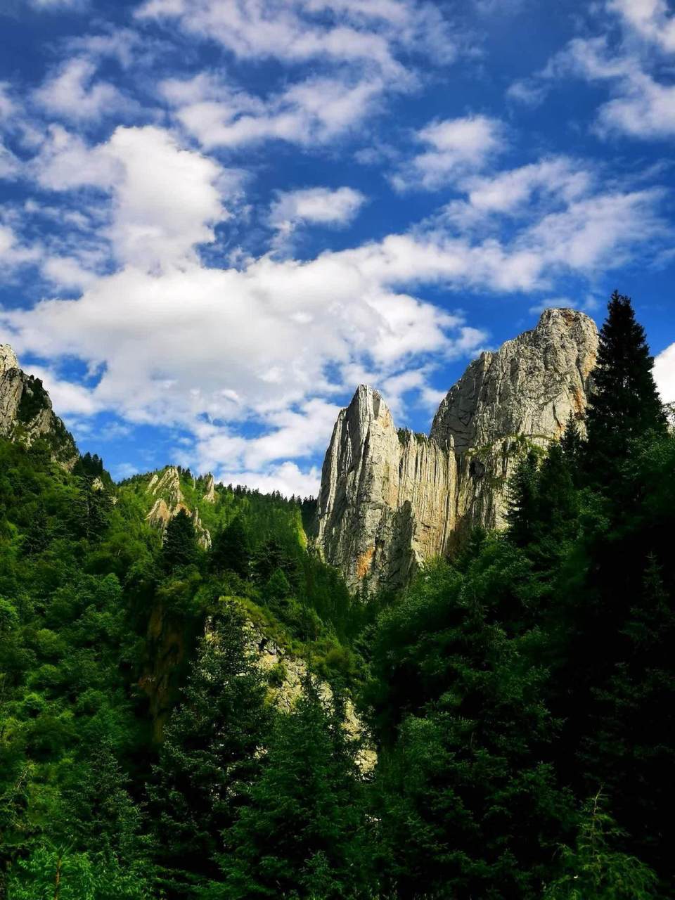 扎尕那是天然石头城,地形像一座规模宏大的巨型