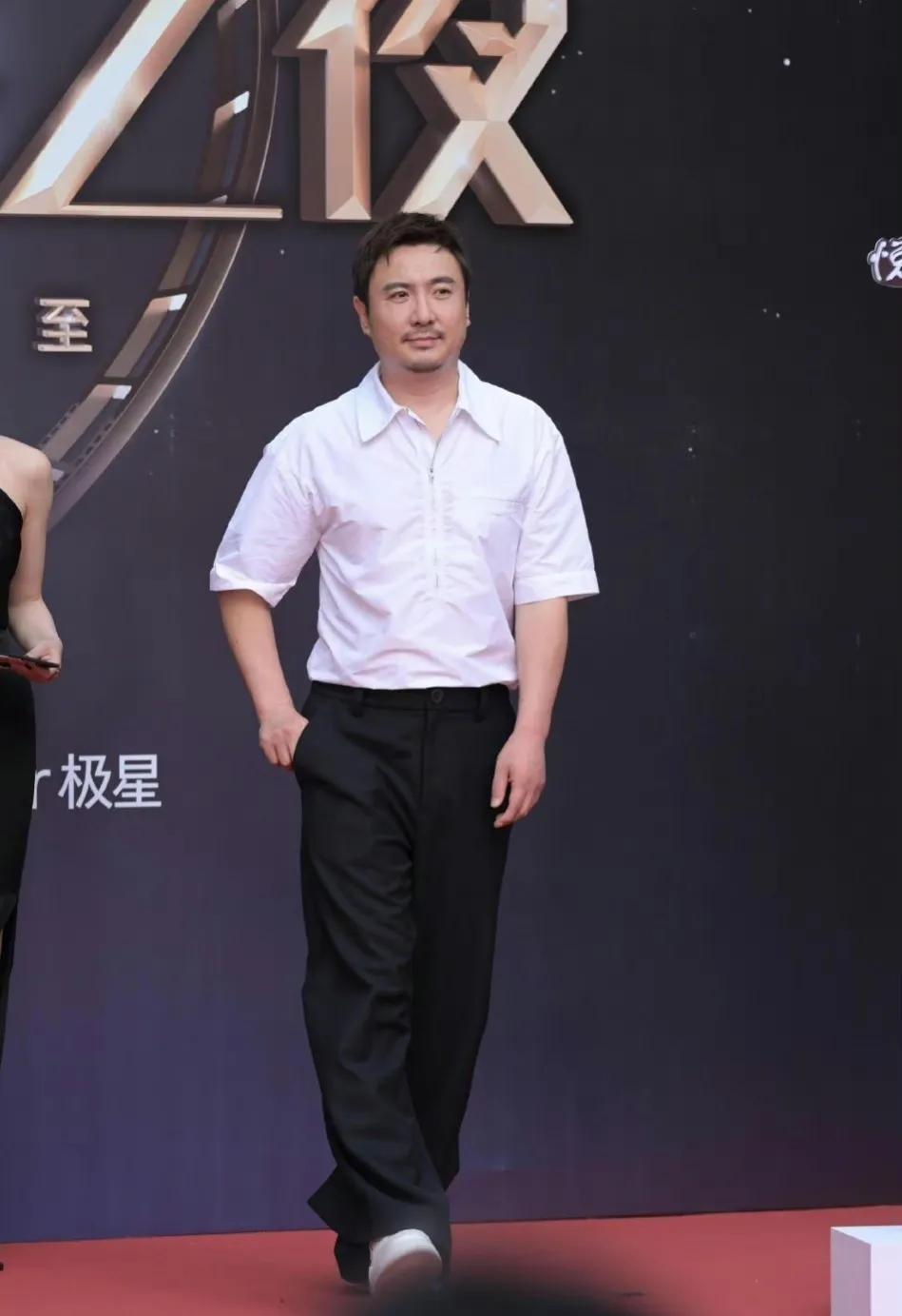 邓超穿老头背心,谢霆锋真空西装,周冬雨美出新高度