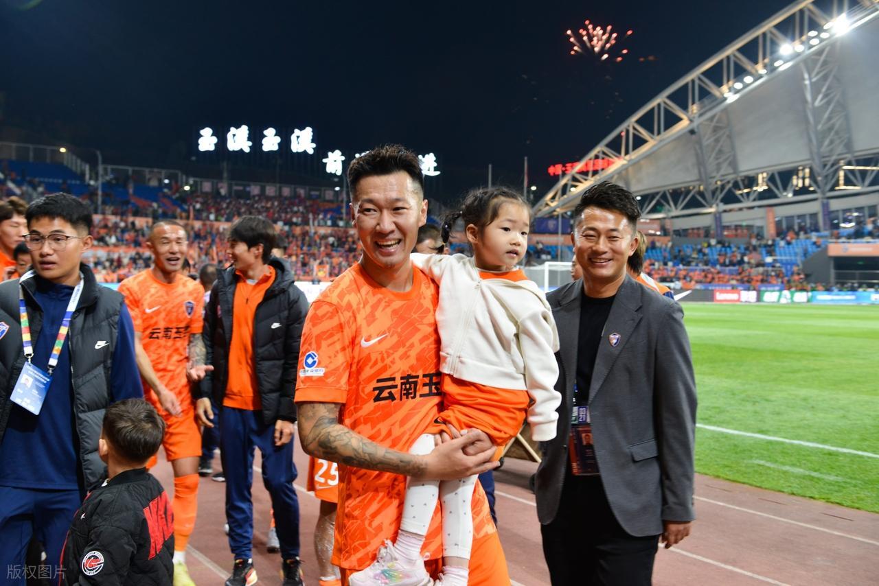 上港腸子悔青了？放走的國腳王牌中場在玉昆爆發，自己卻深陷泥潭 - 