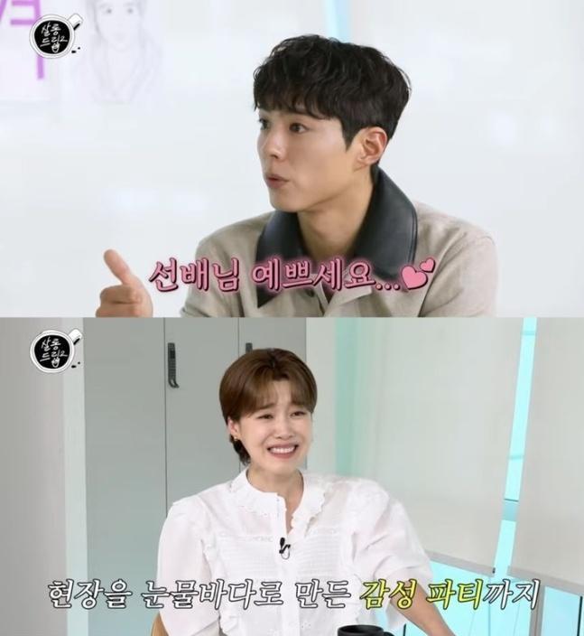 在公开的视频中,张度妍以嘉宾身份介绍了朴宝剑,并举起酒杯说:"今天的