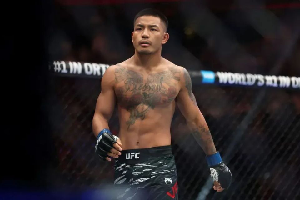 排名第12的亚洲小伙干掉UFC排名第1的高手！