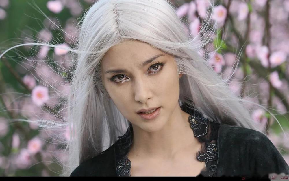 深圳龙岗区女副区长的尴尬:天生一缕白发,染与不染都会有人议论_腾讯