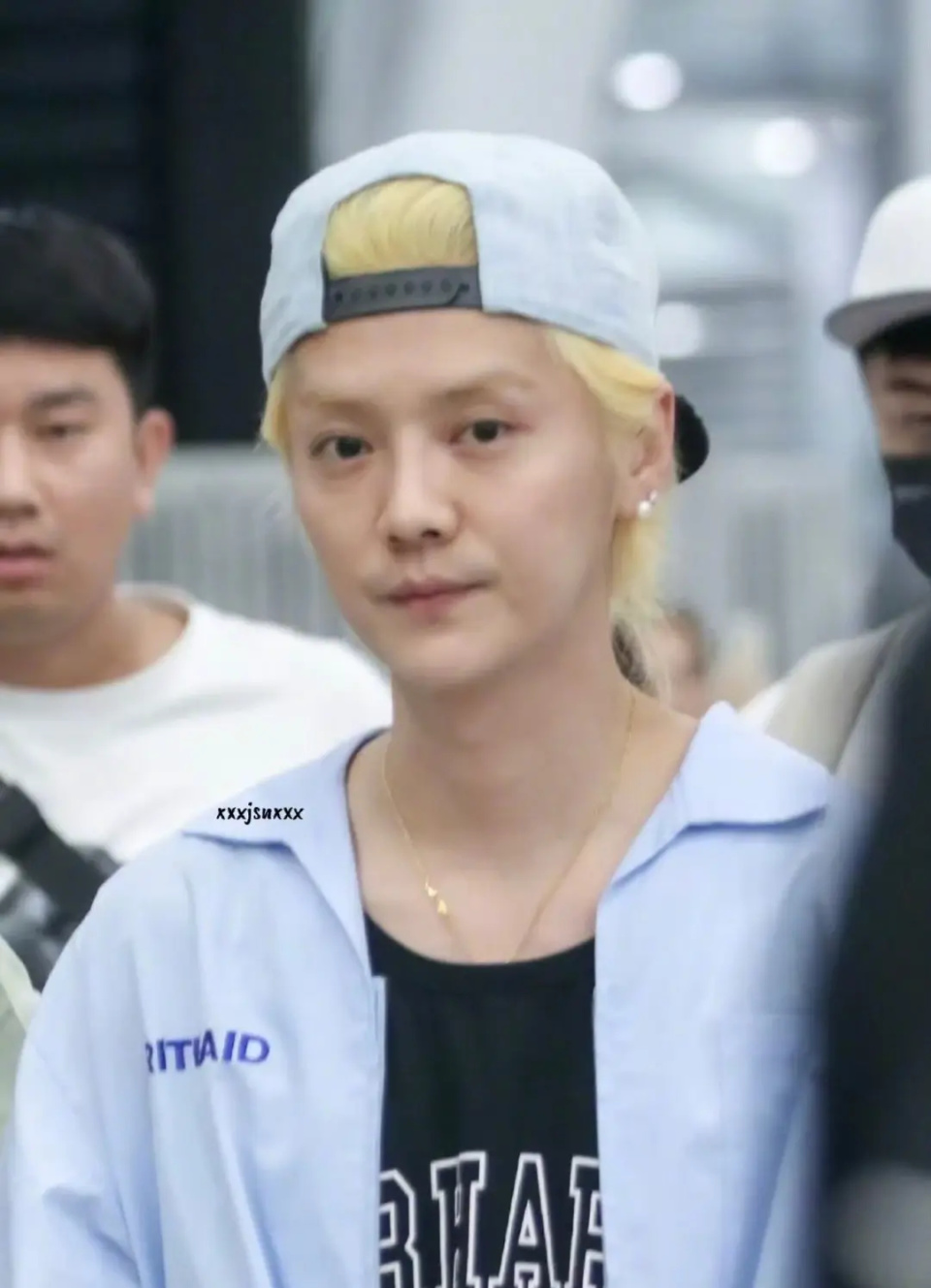 34岁鹿晗近照姨味十足!脸部肿胀,沧桑显老,被指配不上关晓彤