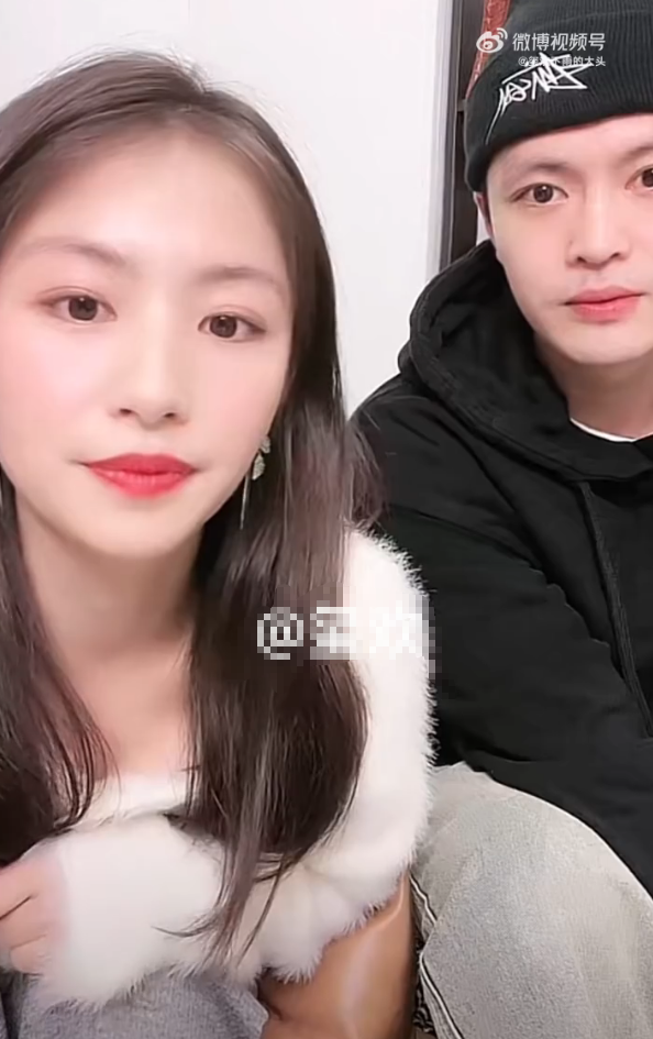 快男宁桓宇离婚2年,与周安琴同框为儿子庆生,细节可见俩人关系