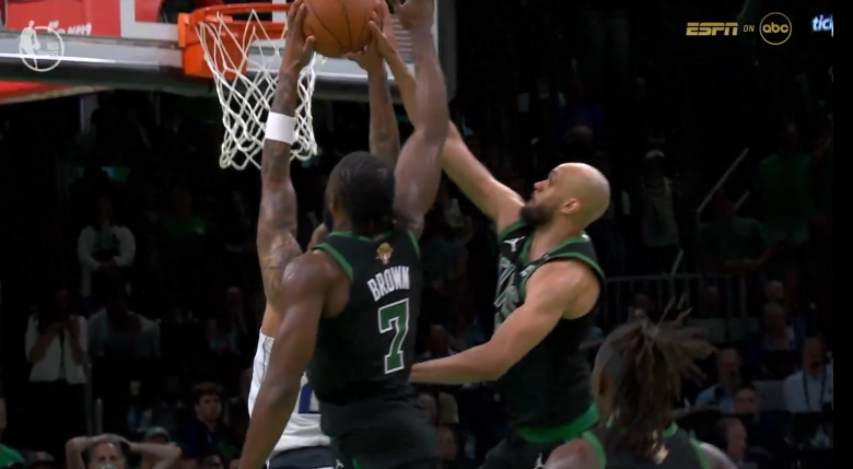 裁判没有任何吹罚,这一回合引争议,名嘴迈克-布朗直言