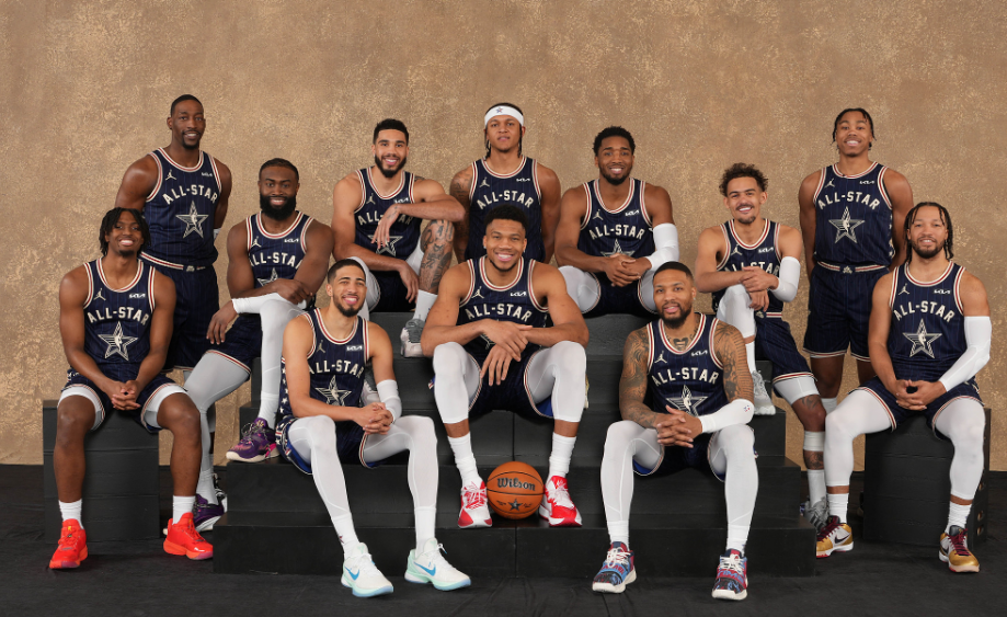 全明星大合影出炉:詹皇c位亮相浓眉约基奇站着 杜兰特库里均坐后排