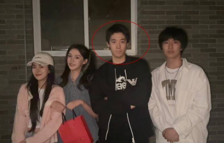 何晴儿子中戏毕业！22岁高大帅气，许亚军携4婚妻子参加毕业礼-何晴和许亚军