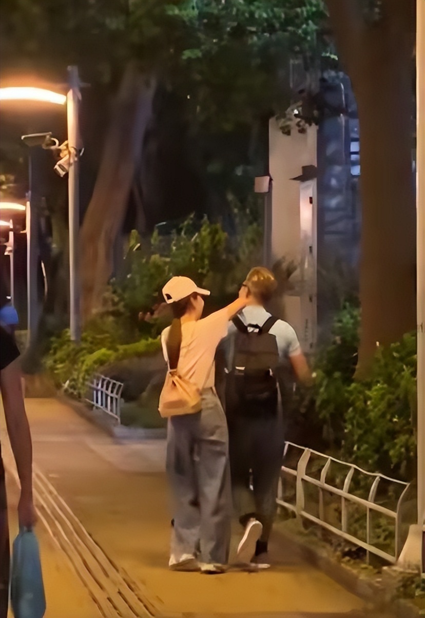 好甜!郭富城方媛牵手甩臂逛街,天王鞋子疑开胶,真实身高引热议