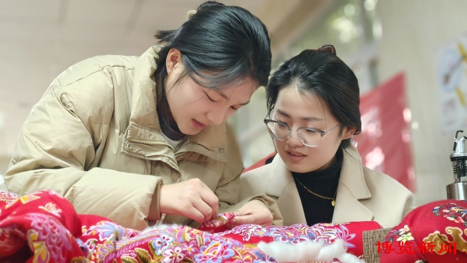 她们穿针引线,专注地缝制着一件件传统小棉袄