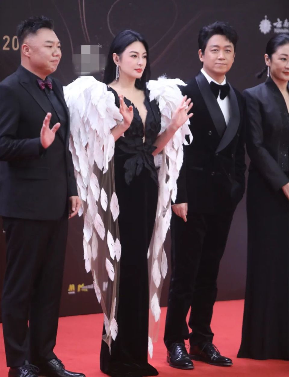 星光大赏红毯:杨紫端庄大气,热巴美神降临,倪妮好欲好性感