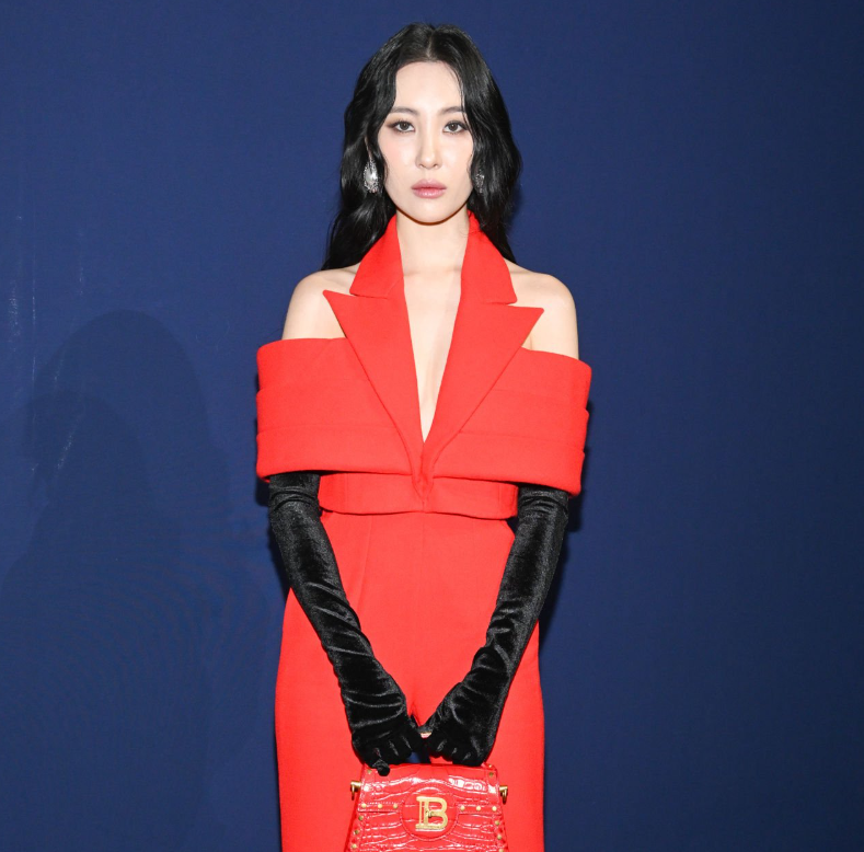 中韩明星时装周同框生图曝光差距明显韩星气质畏缩状态差